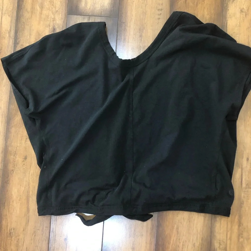 Lululemon it’s a tie tee shirt - Picture 2 of 3